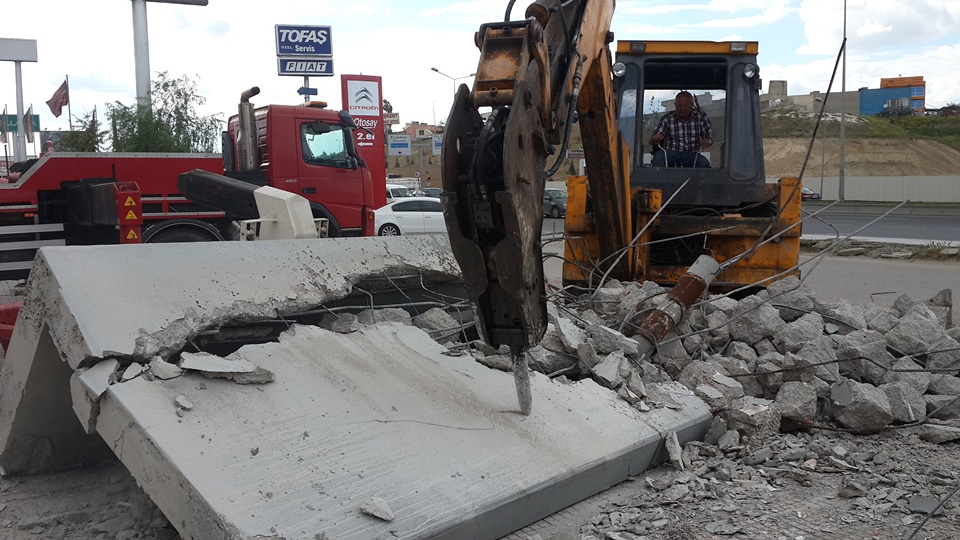 Ankara Çankaya Çukurambar'da kontrollü beton kırma ve duvar yıkım hizmeti sırasında iş makinesi ile güvenli yapı söküm çalışmaları gerçekleştiren profesyonel ekip.
